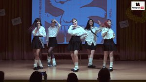 Красивый и зажигательный танец выпускниц на последнем звонке - вы встречаетесь с одноклассниками?