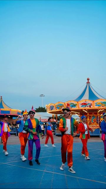 Яркий танцевальный флешмоб на карнавале #флешмоб #танцы #развлечения