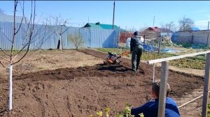 ЖИЗНЬ В СЕЛЕ:Я СЕГОДНЯ ЛЕНТЯЙКА/ВАДИМ С СЕРГЕЕМ СЕГОДНЯ ОГОРОД ПРИВОДЯТ В ПОРЯДОК