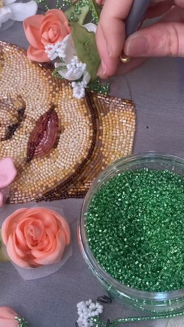 Нереально волшебная работа бисером 🤩
#вышивкабисером #работабисером #волшебнаяработа