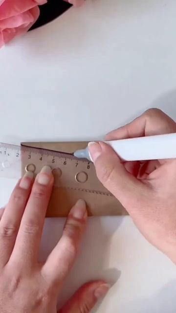 ♦ Три линии и подставка готова!  Лучше использовать гофрированный картон.