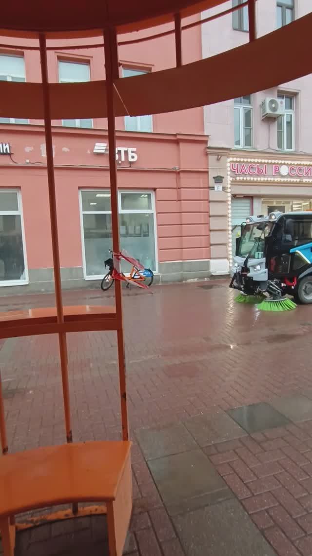 Дождь устроил уборку на Арбате