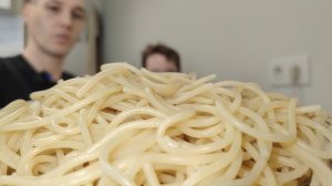 Спагетти, бутербродом с маслом и сыром пармезан у Арсения, а у меня каша геркулесовая. Кефир и халва