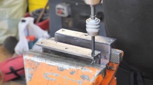 Эта машина помогает изготавливать широкие стальные диски для автомобилей по индивидуальным размерам.