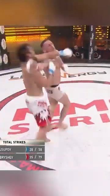 Многие люди часто называют словом «Бэкфист» удар тыльной стороной кулака с вращением корпуса