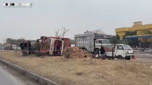 Перевёрнутый грузовик с кирпичами. Дружные пакистанцы грузят, поднимают, ремонтируют!