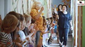 Малыши всем садом провожают Выпускников аж стены дрожат - вы помните свой сад и выпускной или школу?