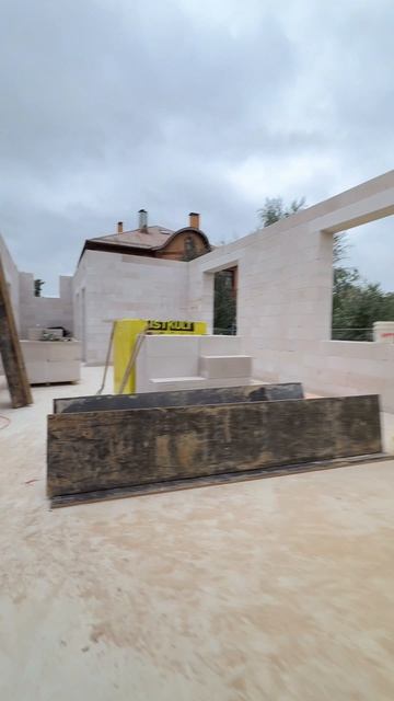 Поднимаем стены и готовим опалубку для межэтажного перекрытия на объекте в Новой Москве