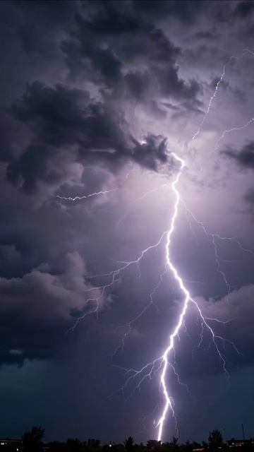 Гроза в небе: захватывающее зрелище яркой молнии #природа #молния #гроза