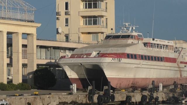 Шумная Набережная Ялты. Любуемся яхтами и мечтаем на них выйти в море