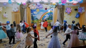 Зажигательный танец на выпускном - славно по скакали - как у вас было?