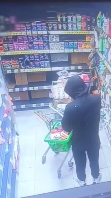 #shorts Грабеж из продуктового магазина