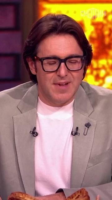 Алексею Фатееву гитара идёт ничуть не меньше, чем форма пилота в сериале «Выход» 😍 Согласны?