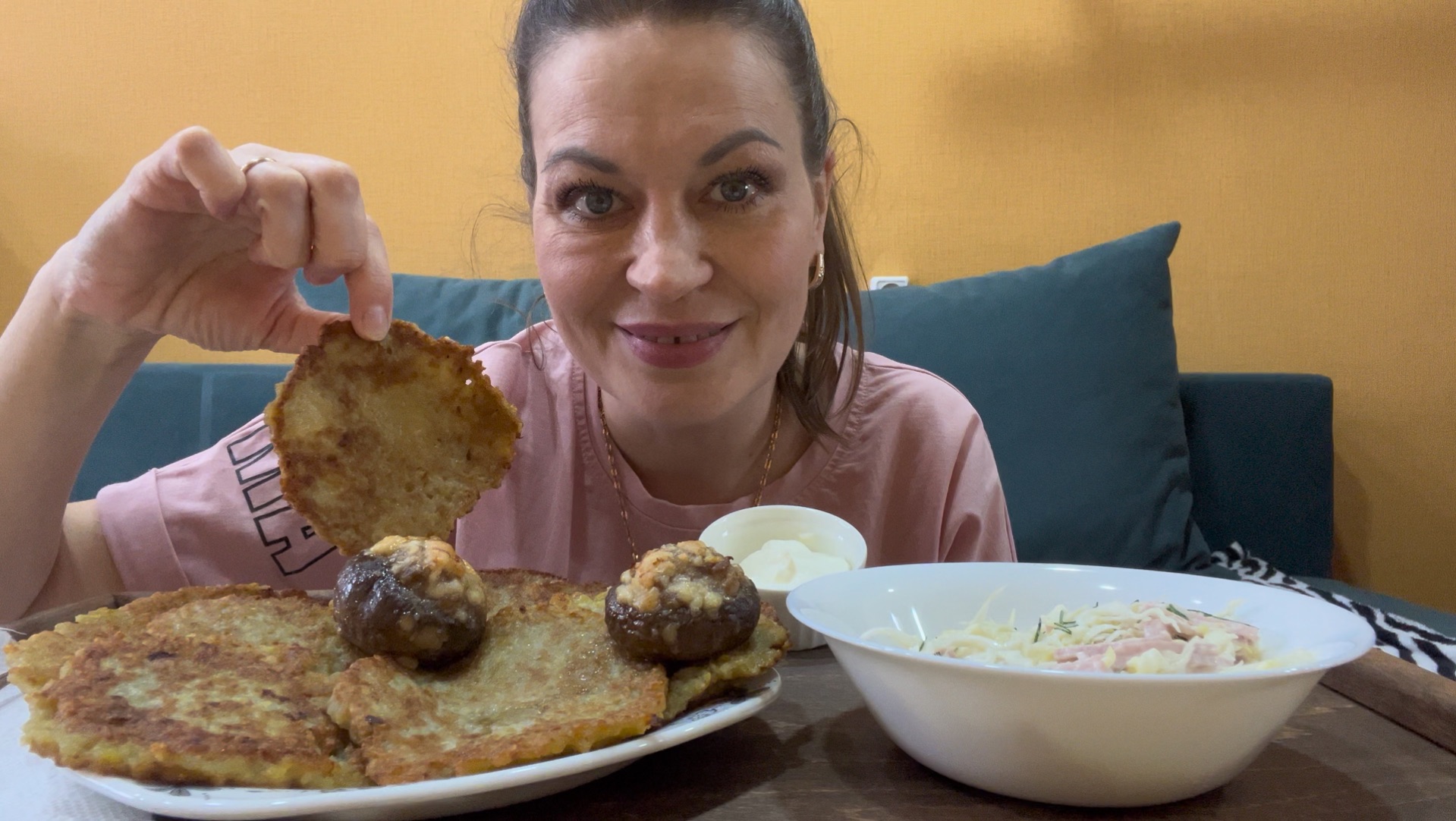 МУКБАНГ ДРАНИКИ С СМЕТАНОЙ/ФАРШИРОВАННЫЕ ГРИБЫ/САЛАТ/MUKBANG ЕДА ОБЖОР