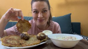 МУКБАНГ ДРАНИКИ С СМЕТАНОЙ/ФАРШИРОВАННЫЕ ГРИБЫ/САЛАТ/MUKBANG ЕДА ОБЖОР