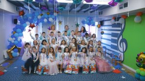 Мысли выпускников - посадка деревьев - песня выпускников - выпуск шаров - поздравления воспитателям