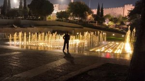 Ночь и Поющие фонтаны в парке Тедди, с видом на иерусалимские стены.