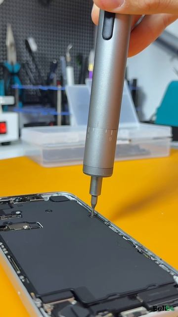 iPhone 17 Pro Max разбор — что внутри iPhone 17 и какие изменения сделали Apple.