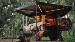 Уютный кемпинг под сильным тропическим дождём.