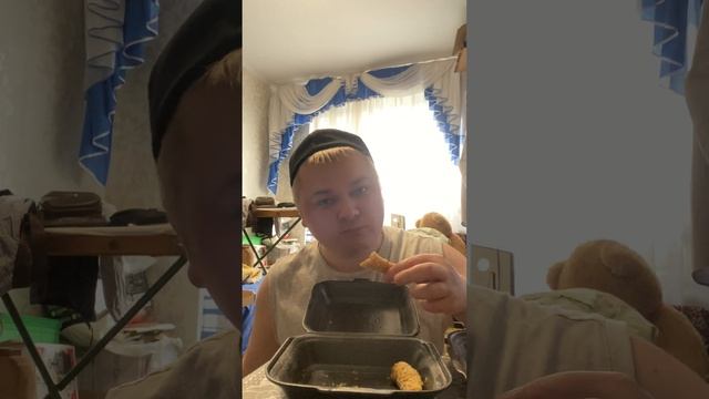 Обжорный мукбанг: креветки, кальмары в кляре и пицца