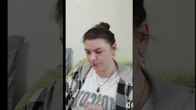 Мошенница даёт советы желающим переехать в Россию.