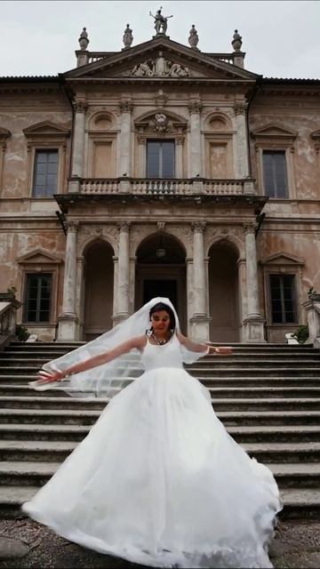 Невеста на ступенях: волшебный момент #свадьба #фотосессия #любовь