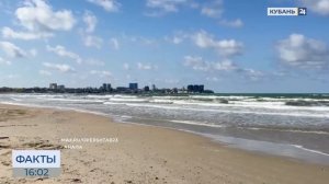 Выброс нефтепродуктов обнаружили 14 апреля на центральном пляже Анапы