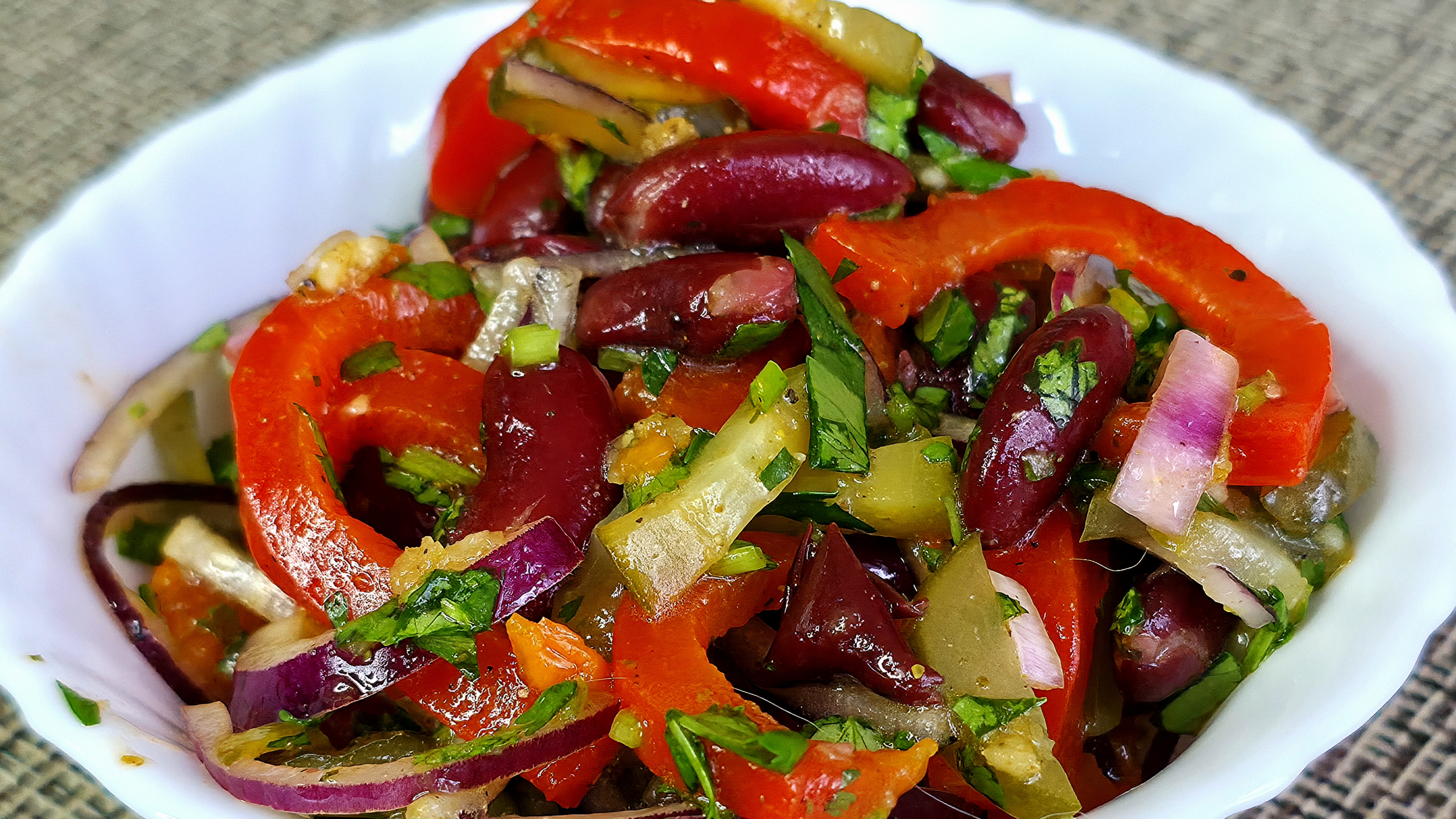 Постный салат с консервированной фасолью,запеченными перцами и маринованными огурчиками.