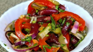 Постный салат с консервированной фасолью,запеченными перцами и маринованными огурчиками.