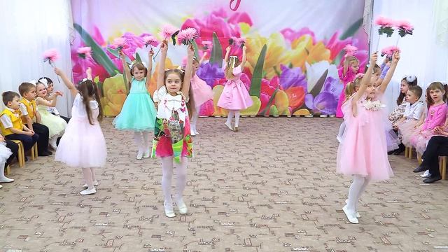 2026. 8 Марта. Танец с цветами.гр.Зайчик