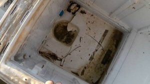 Пришёл на речку,а тут чей-то холодильник почти новый без продуктов кто-то приплыл на нём