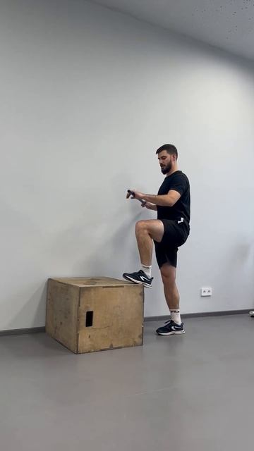 Динамика на тумбе с гимнастической палкой ротация корпуса (к передней ноге)