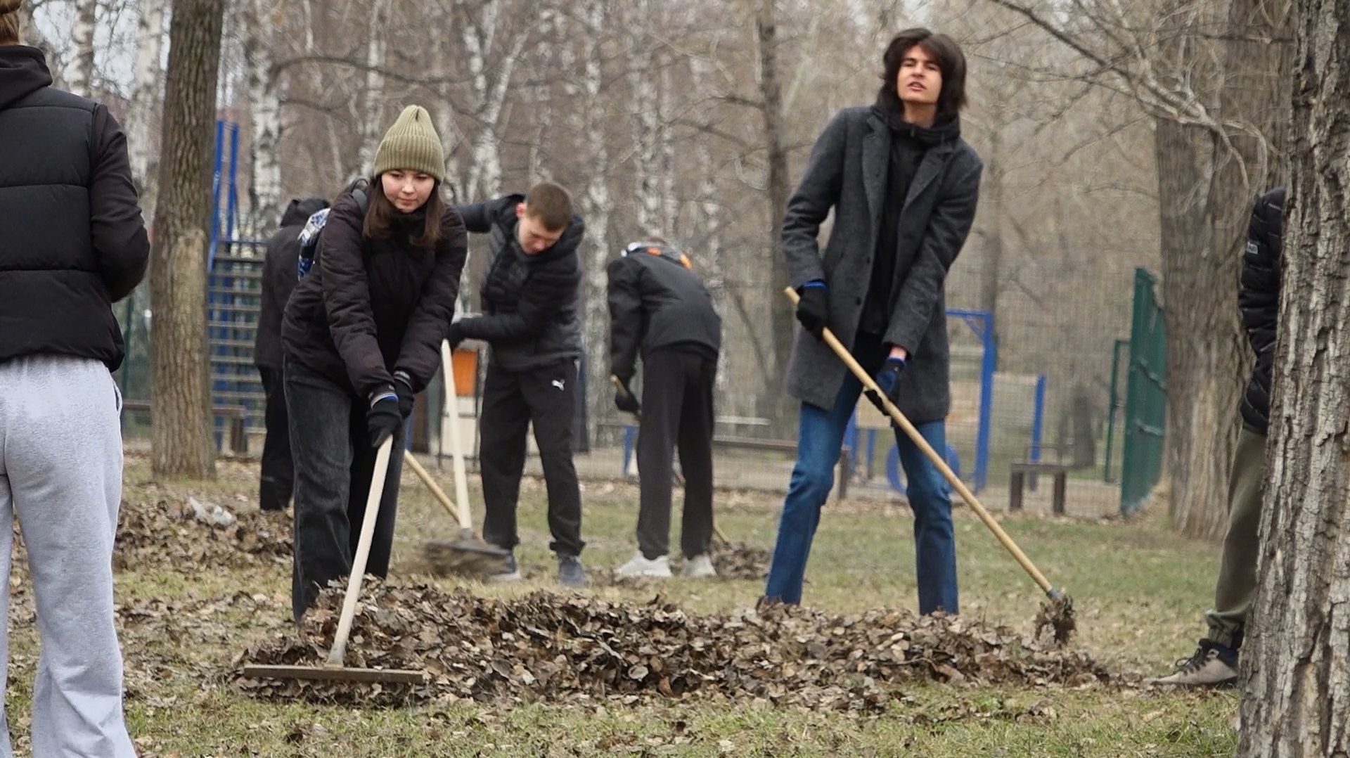 Бийчане прибрались в парке Вали Максимовой ("Будни", 15.04.26г., Бийское телевидение)