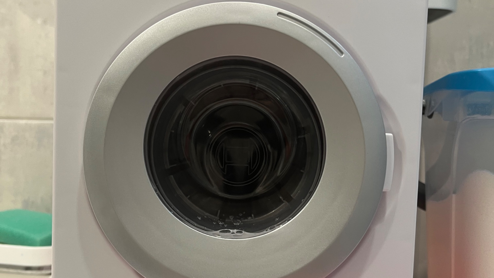 Обзор стиралки Bosch кстати вы видео увидите сколько она стоит