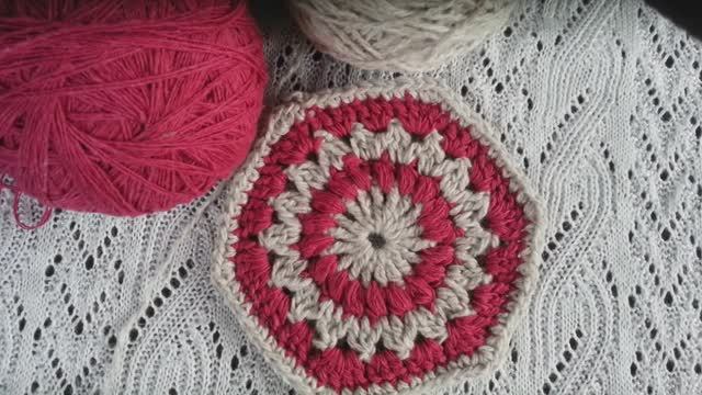 Тапочки из шестиугольных мотивов крючком часть 1. Видео из архива.