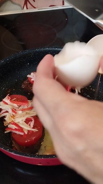 Яичница с крабовыми палочками