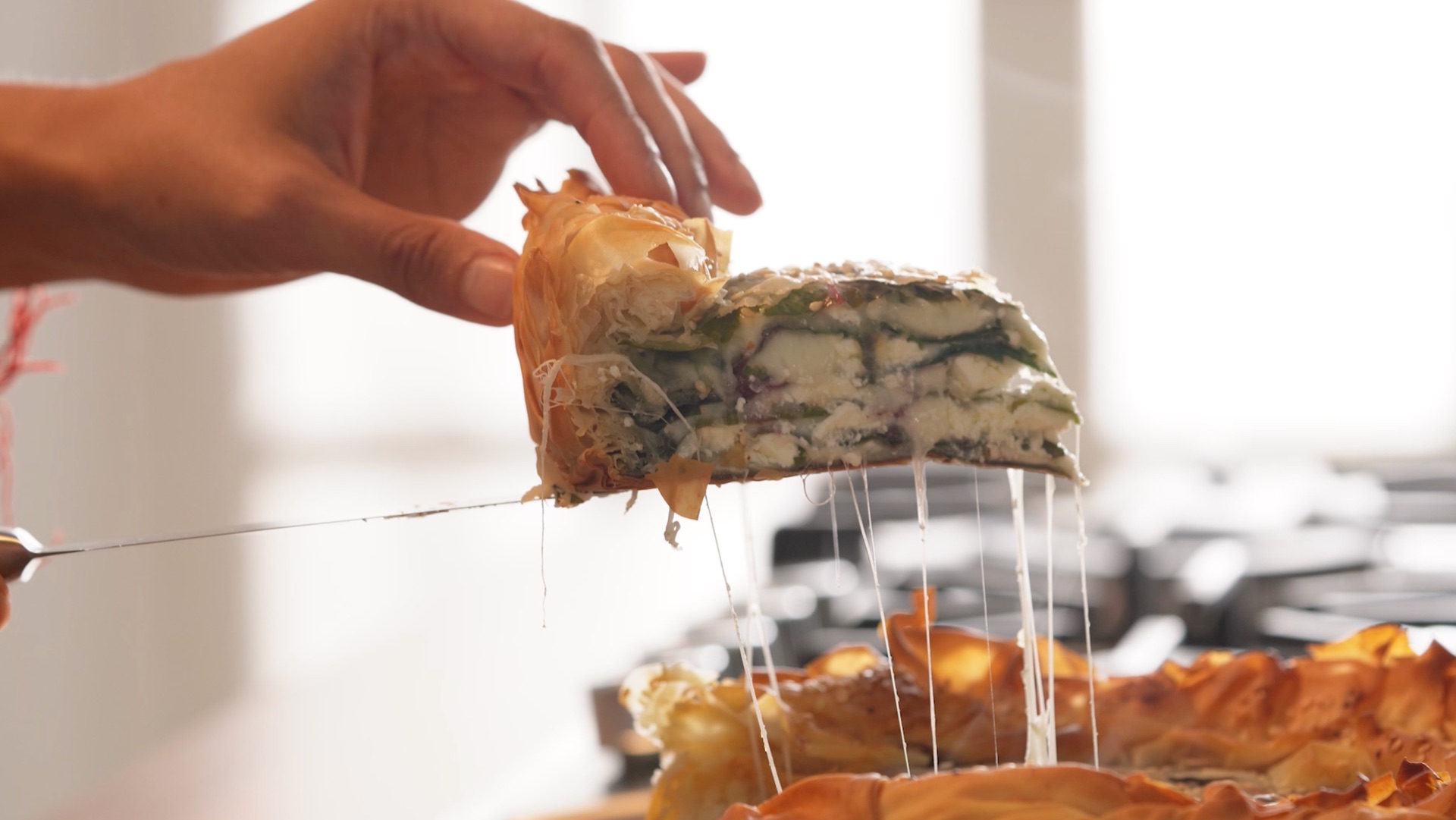 Сырный пирог с хрустящим тестом | Рецепт | Тесто фило, свекольная ботва, сулугуни, Фета