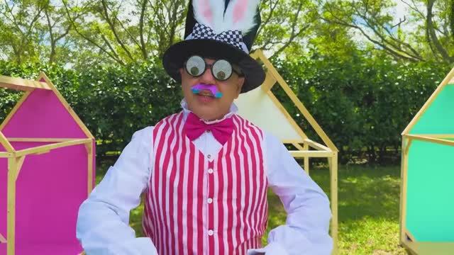 Настя помогает своим друзьям. Добрые видео для детей