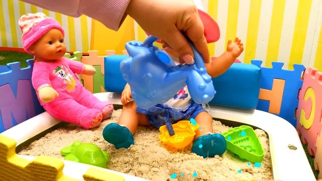 Беби Бон Эмили играет в песочнице | Делаем куличики