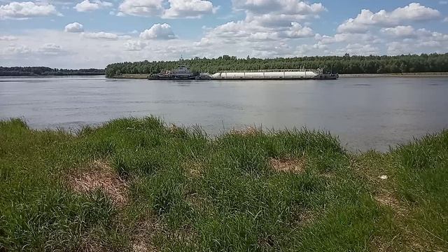 Привал на берегу Иртыша. Газовоз.