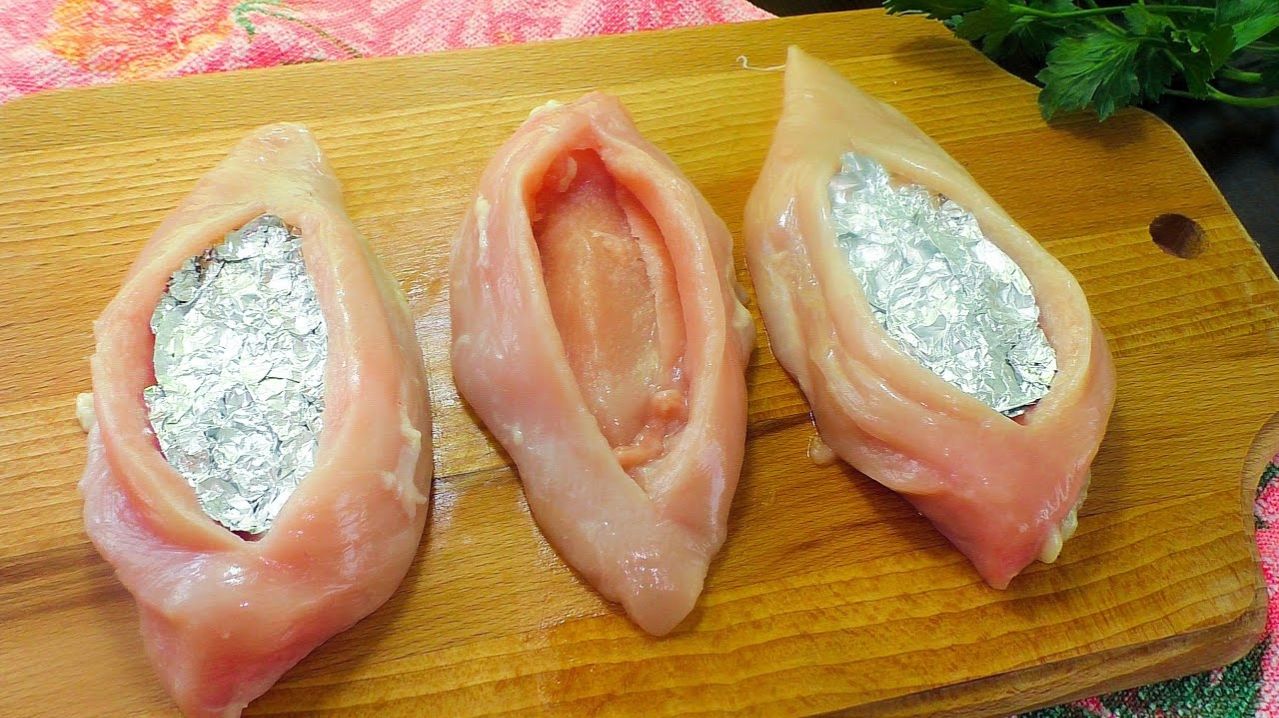 Я положила кусочек фольги в куриное филе - смотрите что получилось!