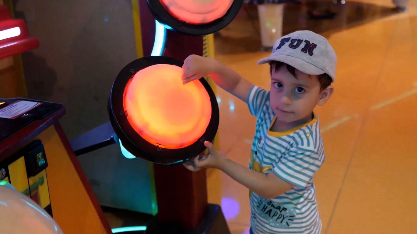 Эрик играет в игру про панду.