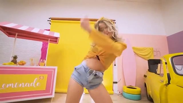 Красивые девушки танцуют под музыку