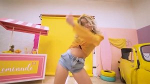 Красивые девушки танцуют под музыку