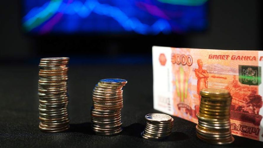 Курс рубля резко снизился по отношению к основным иностранным валютам