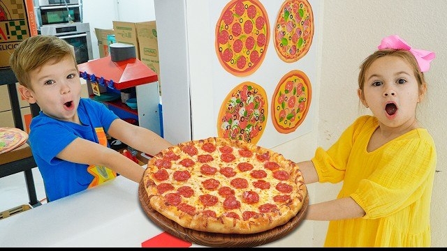 Дети учатся готовить пиццу и помогают друг другу