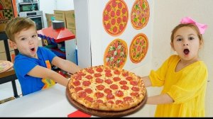 Дети учатся готовить пиццу и помогают друг другу
