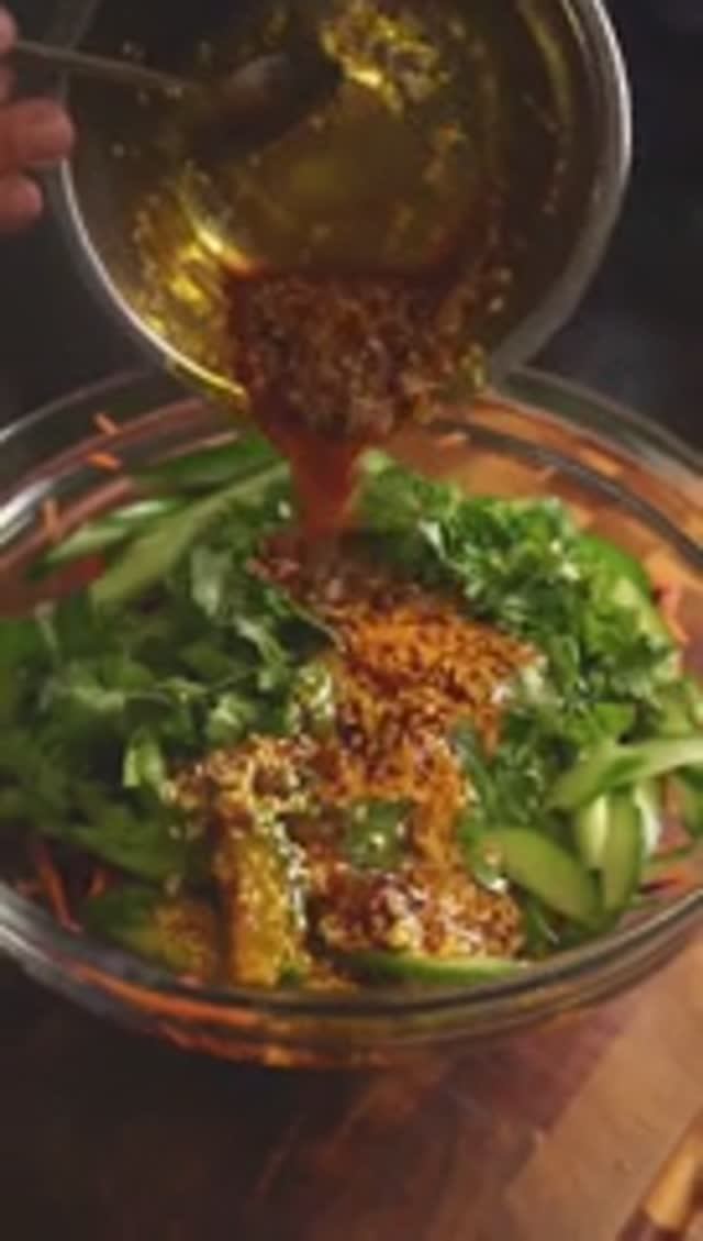 Весенний салат в азиатском стиле.