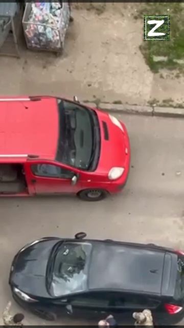 ТЦКашники остановили хромающего мужика с костылем и видимо решили его забрать с собой.