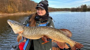 НАШЛИ ЛОГОВО ЩУК! РЕКОРД ПОБИТ!жор на малой реке! Рыбалка на спиннинг